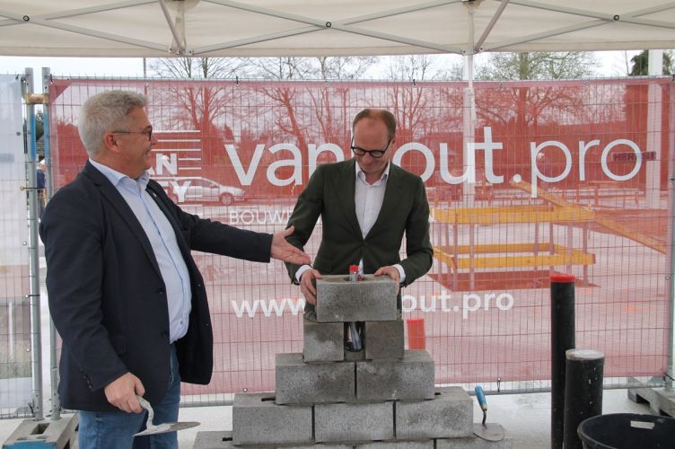 De eerste steen van de nieuwe gymhal wordt officieel gelegd door burgemeester Kris Van Dijck en Ben Weyts, Vlaams minister van sport De eerste steen van de nieuwe gymhal wordt officieel gelegd door burgemeester Kris Van Dijck en Ben Weyts, Vlaams minister van sport